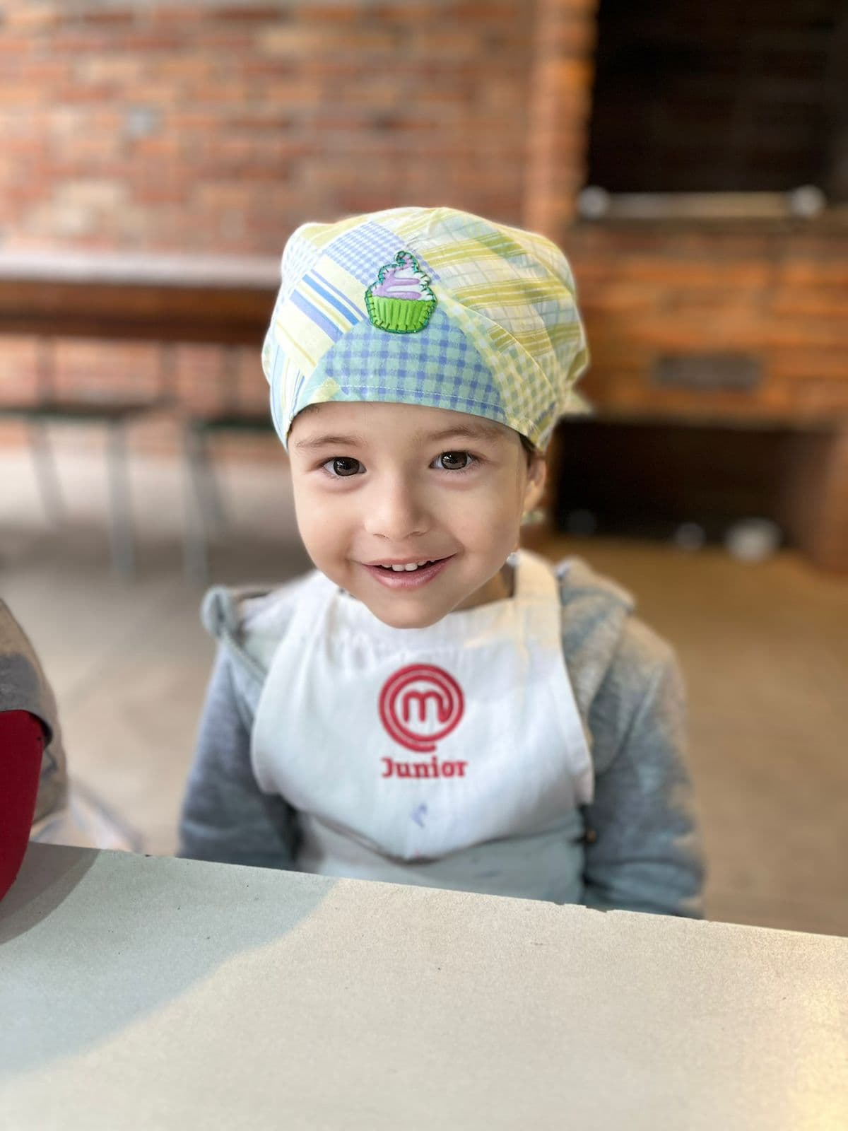 Criança em atividade na Educação Infantil