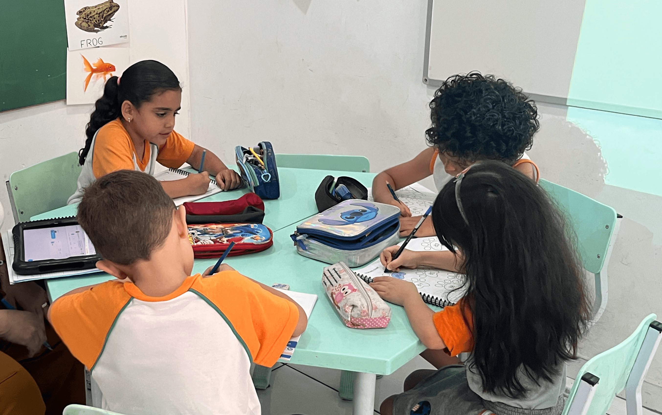 Professora lendo para crianças